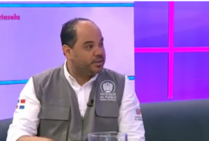 Captura de pantalla. Defensor del Pueblo una camisa con la bandera modificada.