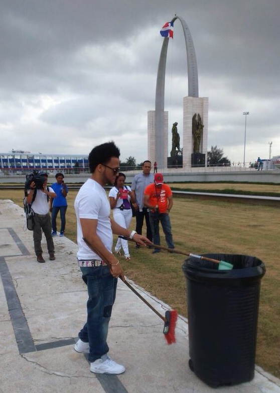 El Alfa cumple su castigo en la Plaza de la Bandera Ensegundos República Dominicana