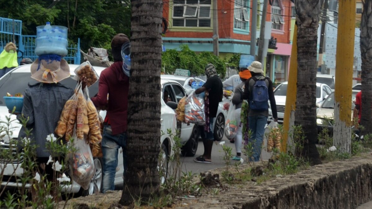 Vendedores en los semáforos aumentan sin control creando caos en esquinas del Gran SD